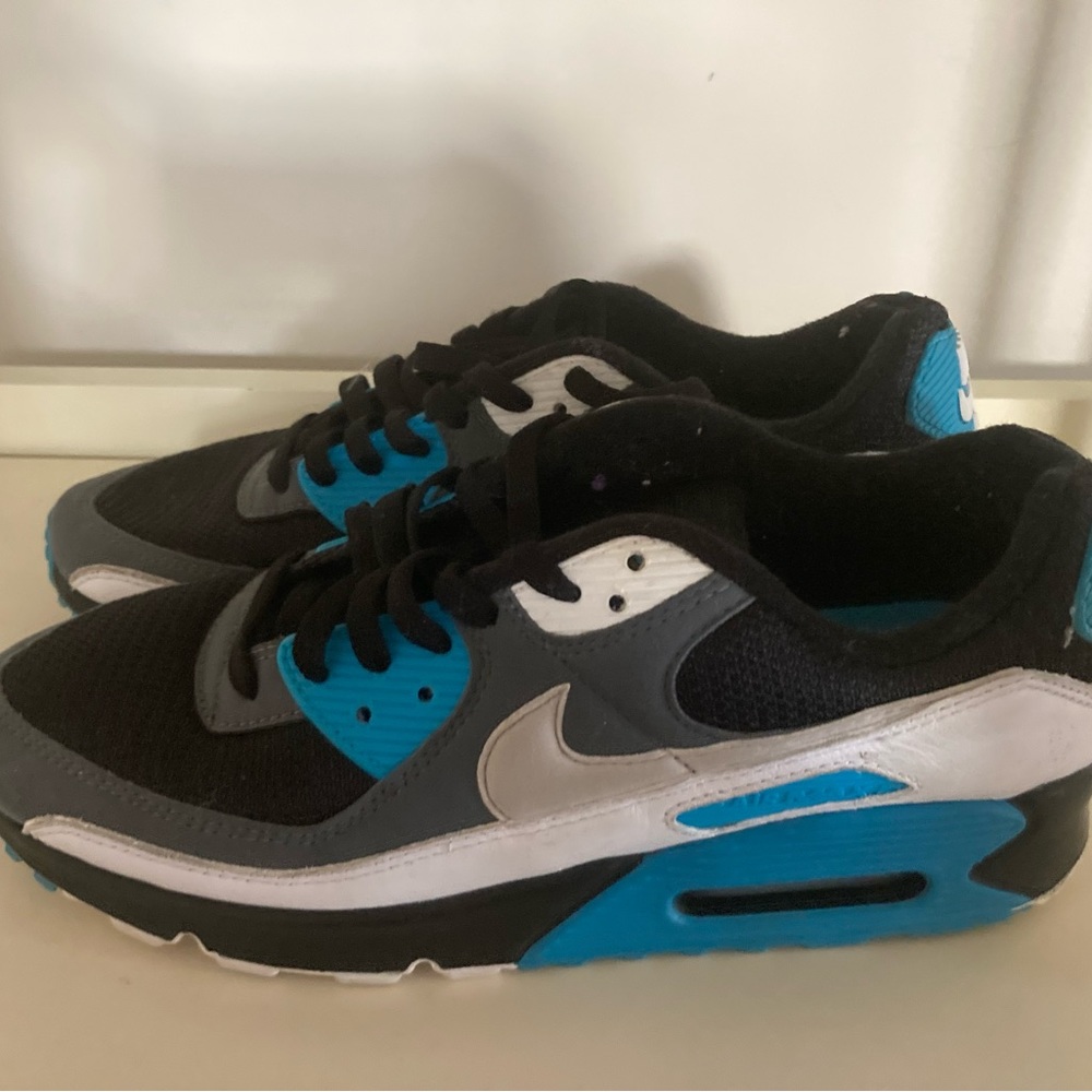 Nike sneakers EUC